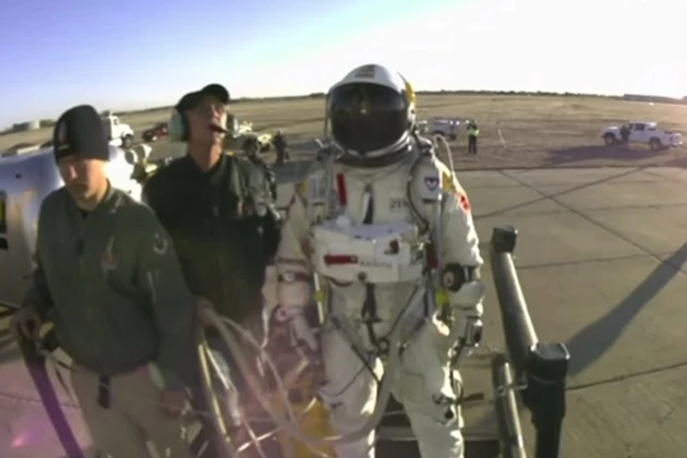 Felix Baumgartner - Red Bull Stratos Felix Baumgartner -- diving from space 23 miles